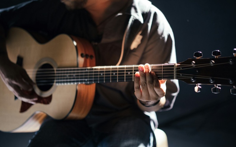 Sfeerbeeld (Unsplash): iemand speelt gitaar