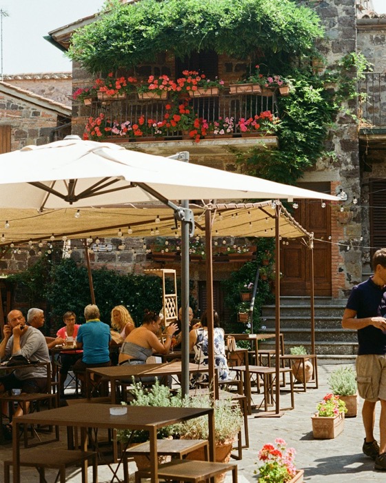 Sfeerbeeld (Unsplash): gasten op een terras